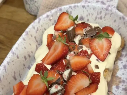 Ein köstliches Erdbeer Tiramisu, üppig belegt mit frischen Erdbeeren, Schokoladenstückchen und cremiger Mascarpone.