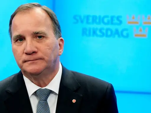 Stefan Löfven, były premier Szwecji, przed budynkiem parlamentu.