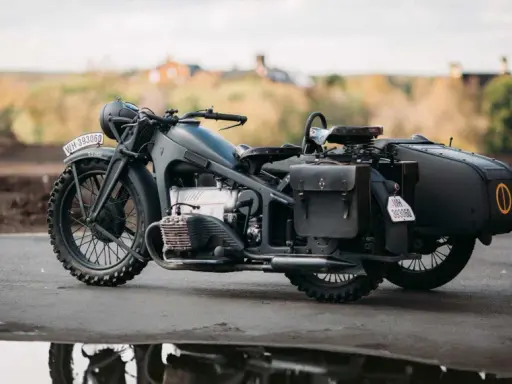 Klasyczny motocykl Zundapp KS 800 z wózkiem bocznym, gotowy na podróż przez malownicze tereny.
