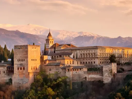 Die Alhambra in Granada, Spanien, im Abendlicht. Ein Traumziel für jeden, der Camping in Granada plant.