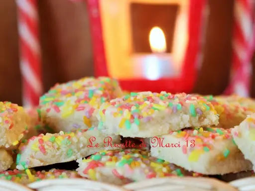 Biscotti colorati con codette, perfetti dolci da fare in casa per un momento di gioia.