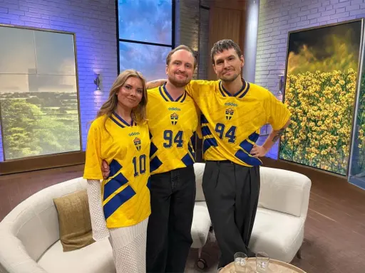 Julia Glenmark och två vänner i svenska landslagströjor, redo för fest.