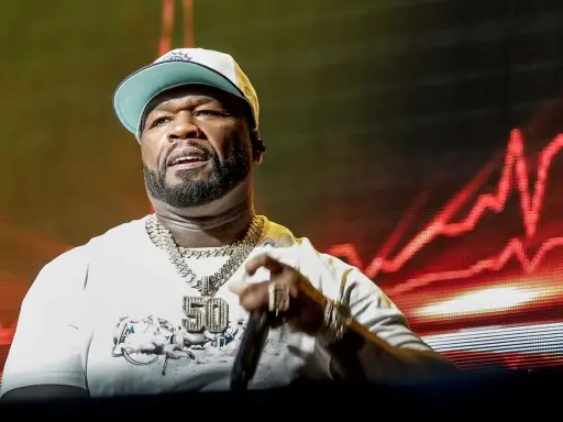 50 Cent på scen i Sverige, med en stor kedja och keps.