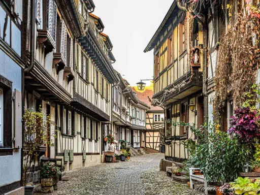 Calle adoquinada con casas de entramado de madera, ideal para saber donde alojarse en la Selva Negra.