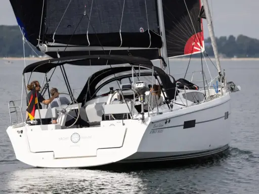 Segelboot mit schwarzem Großsegel und schwarzem Gennaker, erinnert an die legendären Fahrten von Eric Tabarly.