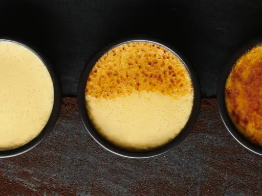 Trois ramequins de crème brûlée, de l'origine à la perfection caramélisée. La texture onctueuse et les grains de vanille sont visibles.