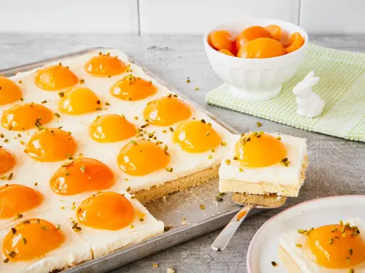 Ein einfacher Spiegeleierkuchen mit Aprikosen und Pistazien. Perfekt für jede Gelegenheit.