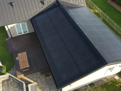Tak med integrerade, mörka solceller som täcker en stor yta av taket.