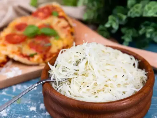 En skål med krispig pizzasallad, perfekt till din pizza. Här är ett enkelt pizzasallad recept.