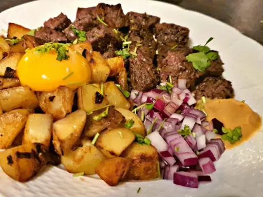 Biff Rydberg med stekt potatis, rå äggula, hackad rödlök och en klick senap. En klassisk svensk rätt som smakar ljuvligt.