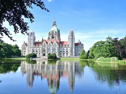 Das Neue Rathaus in Hannover spiegelt sich im Maschsee. Hier kann man viel entdecken, was man in Hannover machen kann!