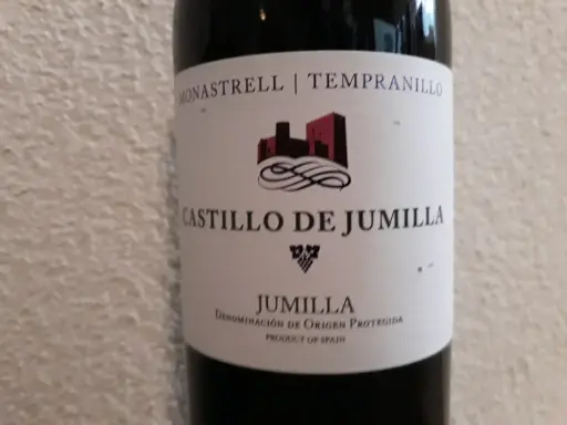 Flaschenetikett für Castillo de Jumilla Wein, mit Monastrell und Tempranillo Trauben. Ein Schloss-Symbol ziert das Etikett.