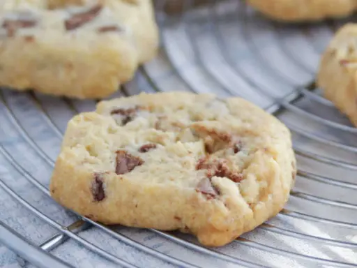 Délicieux cookies aux pépites de chocolat, parfaits pour une recette pâte à cookie réussie. Ils refroidissent sur une grille.