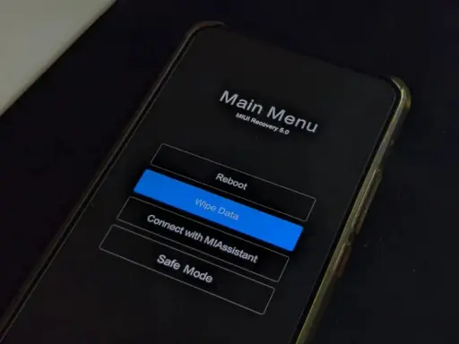 Ekran telefonu Redmi w trybie fastboot, opcja "Wipe Data" podświetlona.