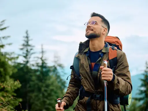 Jakie okulary w góry? Ekspert radzi: Chroń wzrok na szlaku!