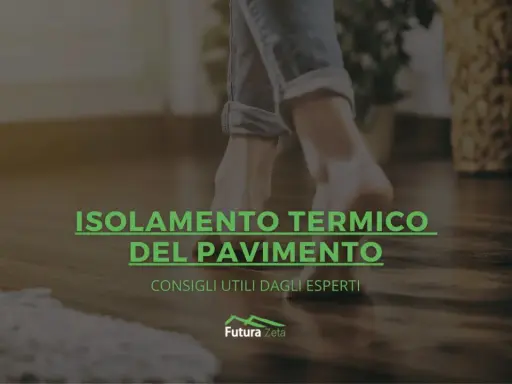 Piedi nudi su un pavimento in legno, con testo "Isolamento Termico del Pavimento". Un pavimento isolante rende la casa più confortevole.
