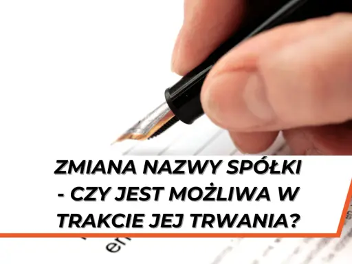 Dłoń z piórem wiecznym nad dokumentem. Tekst: "Zmiana nazwy spółki - czy jest możliwa w trakcie jej trwania?".