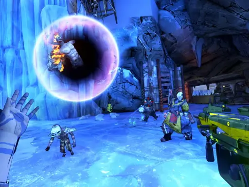 Gracz w Borderlands 2 spolszczenie walczy z potworami w lodowej jaskini. W ręku trzyma broń, a przed nim pojawia się magiczna kula.