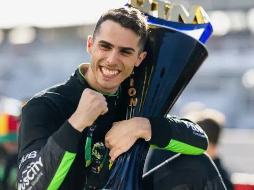 Thomas Preining jubelt mit einer Trophäe, sein Gesicht strahlt vor Freude.
