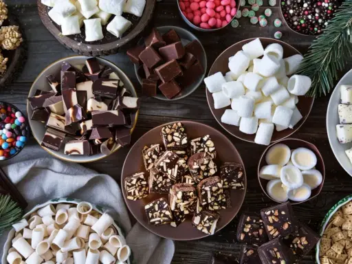 En härlig samling julgodis, allt från chokladbitar till marshmallows och krispiga godsaker. Perfekt för julgodis enkelt!