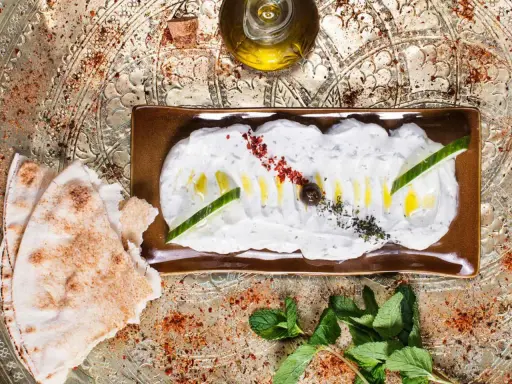 Krämig labneh med gurka, oliv och mynta. Perfekt till ditt labneh recept med pitabröd och olivolja.