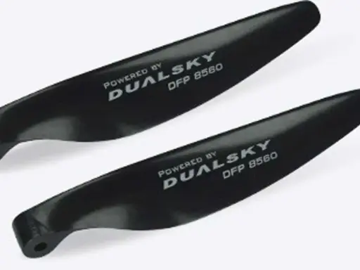 Zwei schwarze Propeller, Modell DFP 8560 von DualSky, bereit für den Einsatz.