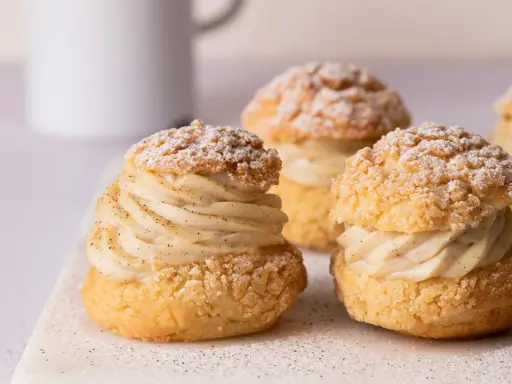 Délicieux choux garnis de crème pâtissière vanillée, saupoudrés de sucre glace. Une recette pâte à choux traditionnelle parfaite pour le goûter.