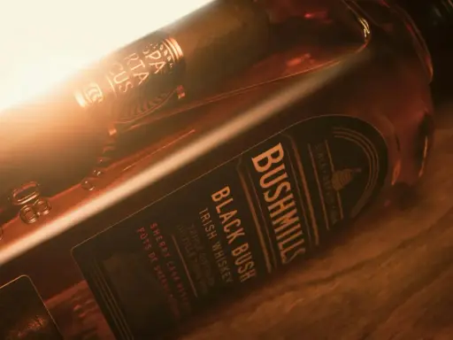 Bushmills Black Bush Irish Whiskey, ein edler Tropfen, der in Sherryfässern reifte. Ein Genuss für Kenner von gutem Whiskey.