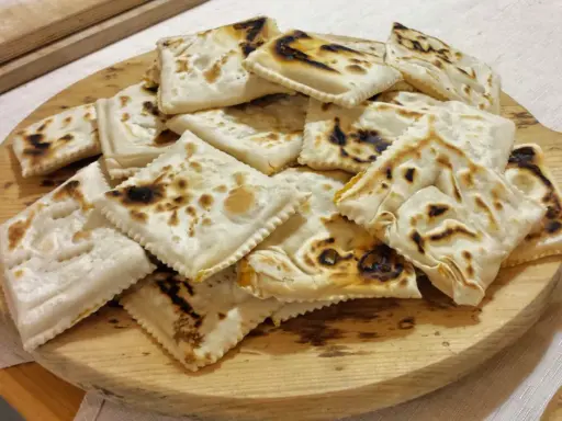 Pasticci fritti, un'ottima idea su cosa mangiare a Forlì. Croccanti e dorati, perfetti per un assaggio di Romagna.