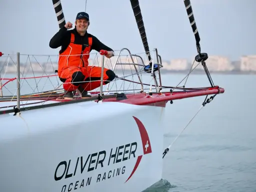 Oliver Heer feiert auf seinem Rennboot "Oliver Heer Ocean Racing" einen Erfolg.