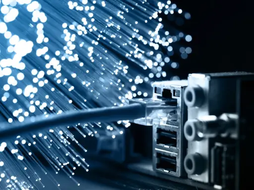 Błyszczące światłowody i kabel sieciowy podłączony do portu. Szybkie łączenie światłowodu dla nowoczesnej technologii.