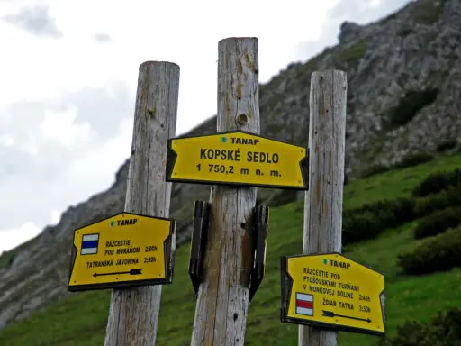 Rozcestník v Tatrach Bielskich. Znaki wskazują drogę na Kopské sedlo (1750 m n.p.m.), Pod Muráň, Tatranską Javorinę, Ptoszowskie Turnie i do Żdziaru.