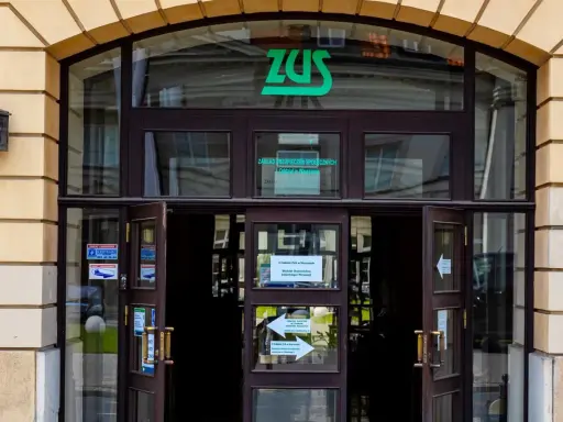 Urlop macierzyński a emerytura: Czy ZUS wlicza go do stażu pracy?