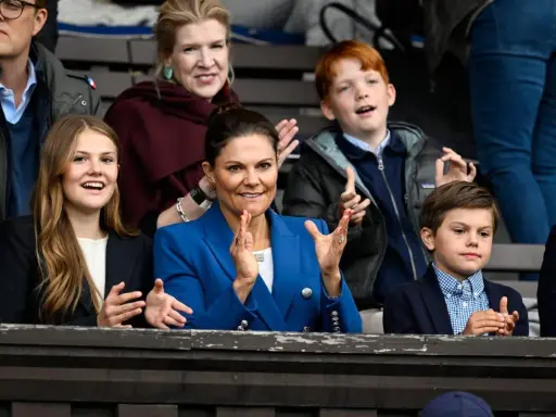 Familjen Victoria, Daniel, Estelle och Oscar applåderar. Prinsessan Estelles ålder syns i hennes glada ansikte.