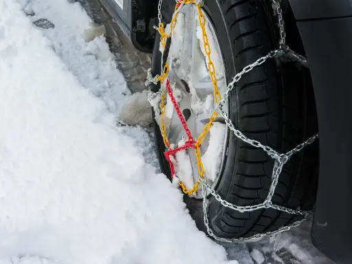 Łańcuchy na kołach pomagają, gdy trzeba je założyć na śliskiej nawierzchni.