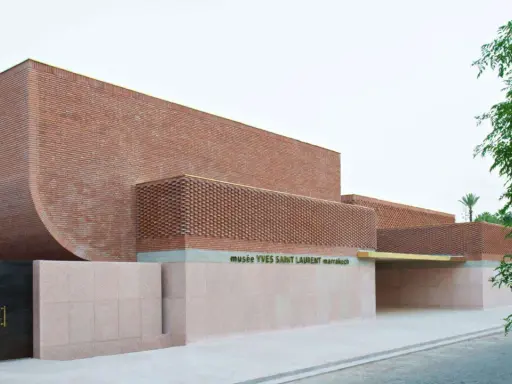 Das Musée Yves Saint Laurent in Marrakesch, ein Meisterwerk aus Ziegeln und Stein, lädt zu einer Reise durch die Mode ein.