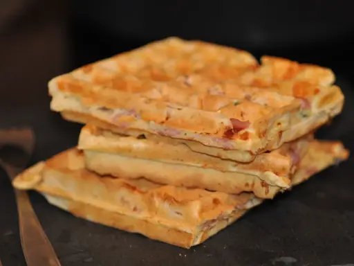 Pile de gaufres salées jambon fromage, parfaites pour un repas rapide.