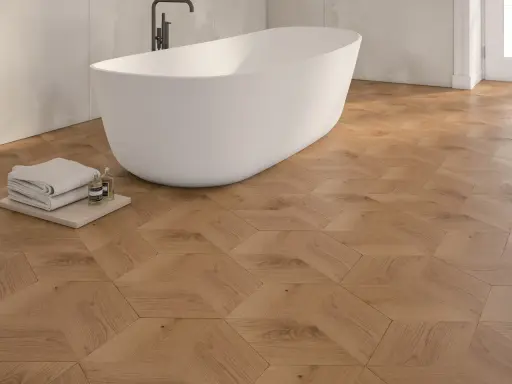 Bagno moderno con vasca freestanding e pavimento in parquet geometrico. Idee bagno con parquet per un tocco di calore e design.