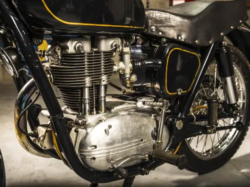 Klasyczny motocykl w czarnym malowaniu z żółtymi wstawkami, gotowy do rejestracji na zabytek. Widoczny potężny silnik i skórzane siodło.