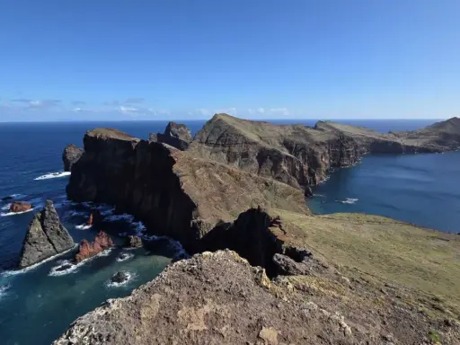 Steile Felsklippen und das tiefblaue Meer an der Ostspitze Madeiras. Ein Highlight für jeden reiseblog madeira.
