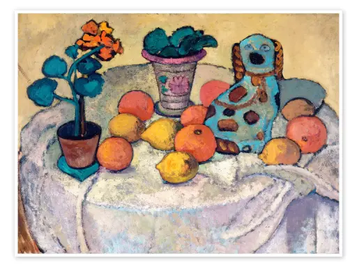 Paula Modersohn-Becker målade ett stilleben med en blå hundfigur, frukter och blommor på ett dukklätt bord.