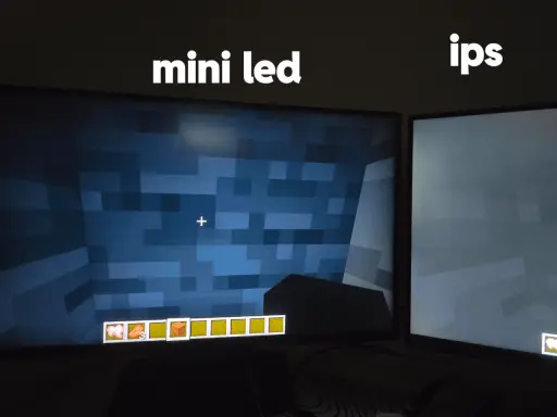 Porównanie dwóch rodzajów matryc w monitorach: Mini LED z głęboką czernią i IPS z jaśniejszym obrazem.