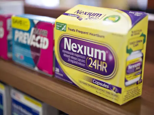 Leki na refluks: opakowania Nexium 24HR i Prevacid 24HR na półce aptecznej.