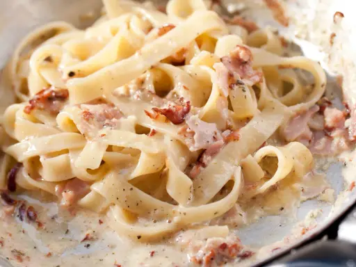 Carbonara ze śmietaną: Sekret kremowego sosu bez ścinania jajek