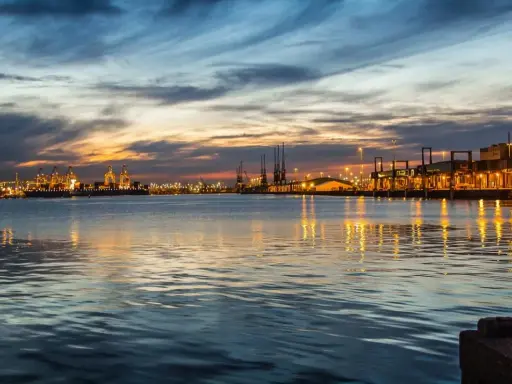 Tramonto sul porto di Southampton, con luci scintillanti e riflessi sull'acqua. Un'ottima vista per chi cerca cosa vedere a Southampton.