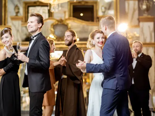Elegancka para tańczy, czar wódki unosi się w powietrzu. W tle inni goście bawią się na balu.