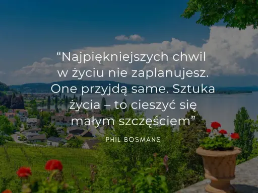 Piękny krajobraz z jeziorem i miasteczkiem. Cytaty o życiu przypominają, by cieszyć się chwilą i małym szczęściem.