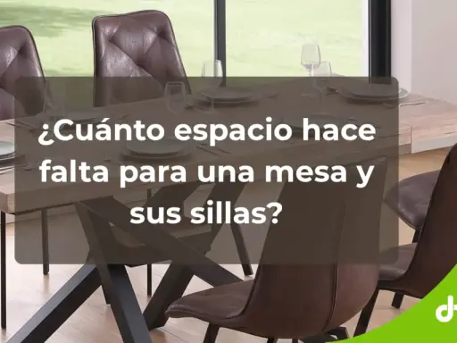 Mesa de comedor con sillas de cuero marrón. ¿Cuánto espacio hace falta para una mesa y sus sillas?