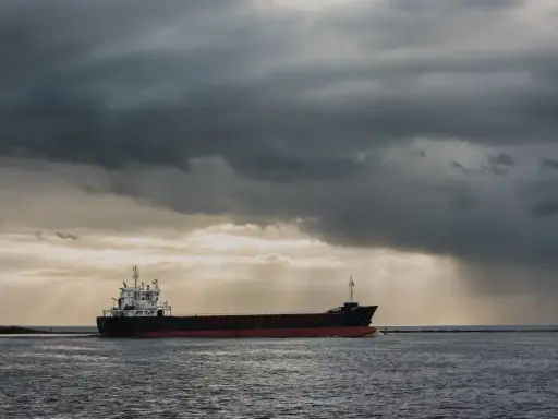 Statek towarowy pod burzowymi chmurami. Szukasz pracy na statku od zaraz?