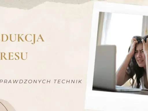 Młoda kobieta z nerwowością i agresją przyczynami stresu, chwyta się za głowę przed laptopem. Redukcja stresu.